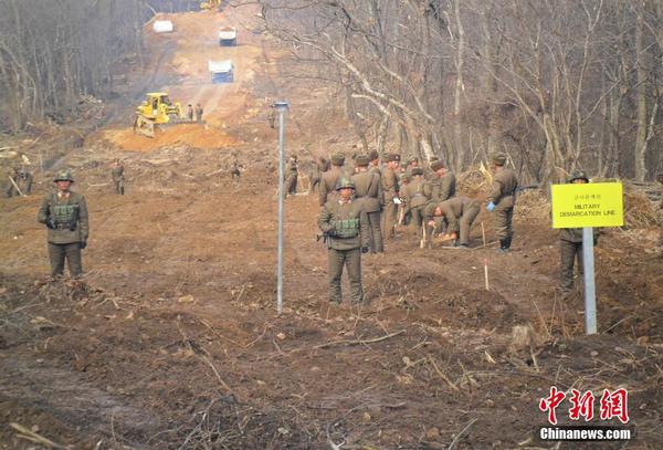 韓國國防部11月22日稱，為支持韓朝陣亡軍人遺骸共同挖掘工作等，雙方在非軍事區(qū)內(nèi)鐵原郡地區(qū)實現(xiàn)道路連通。 韓國國防部供圖