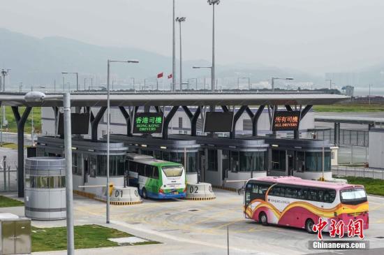 資料圖為香港旅游巴駛經(jīng)旅檢大樓旁的閘口，準(zhǔn)備登橋。<a target='_blank' href='http://www.chinanews.com/'>中新社</a>記者 麥尚旻 攝