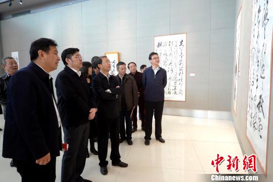 圖為民眾觀展，感受揚州四十年來生活變遷的時代印記。　肖劍鋒 攝