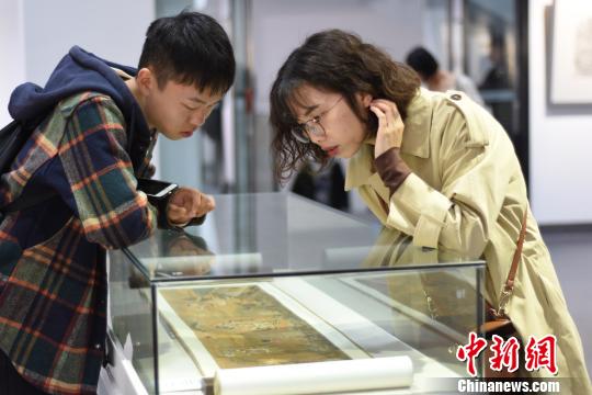 圖為觀展者在現(xiàn)場(chǎng)觀展。　鐘建珊 攝