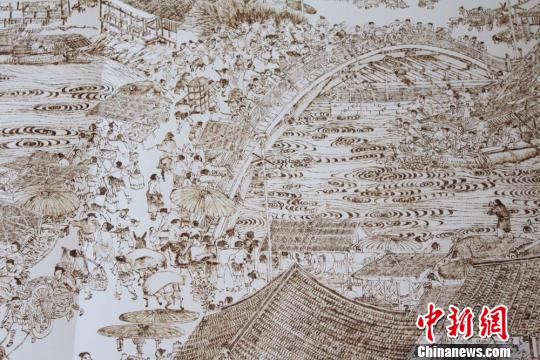 圖為以烙畫形式繪制的《清明上河圖》局部?！⌒煅?攝
