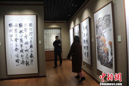 展出112件書畫作品。　沈殿成 攝