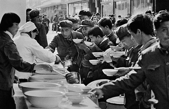 1981年，北京，前門路邊的大碗茶。