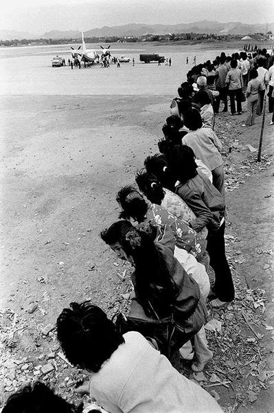 1983年，廣東，梅縣僑鄉(xiāng)第一次降下民航飛機(jī) ，吸引了圍觀群眾。