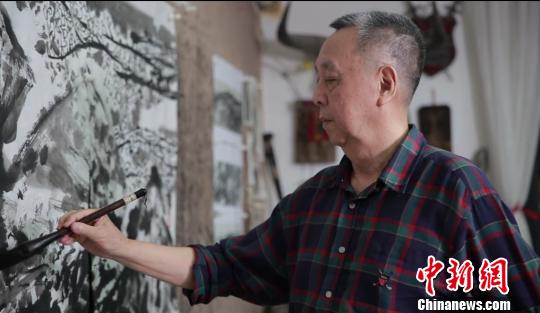 林墉在家中堅持創(chuàng)作。　李凌 攝