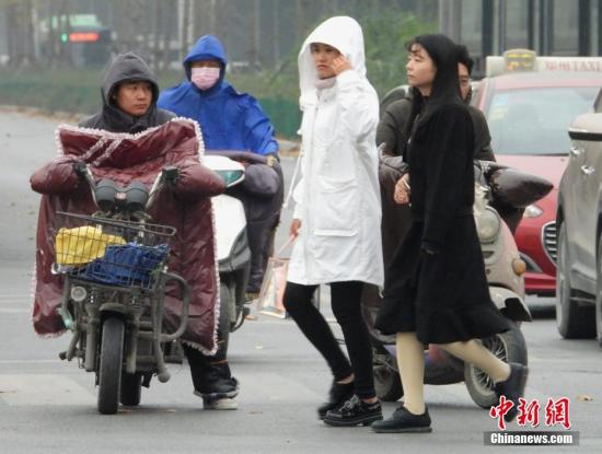 資料圖：氣溫下降，民眾“全副武裝”御寒。<a target='_blank' href='http://www.chinanews.com/'>中新社</a>記者 王中舉 攝