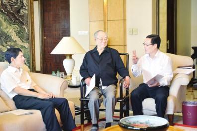 王瑞林(中)聽取相關工作匯報。 人民網 圖