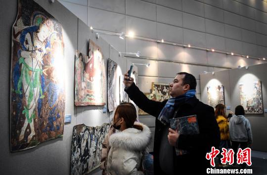 該展覽由國家藝術(shù)基金支持，新疆龜茲研究院、蘭州大學(xué)藝術(shù)學(xué)院、蘭州大學(xué)敦煌學(xué)研究所、蘭州大學(xué)校慶辦聯(lián)合主辦?！〈蘖?攝
