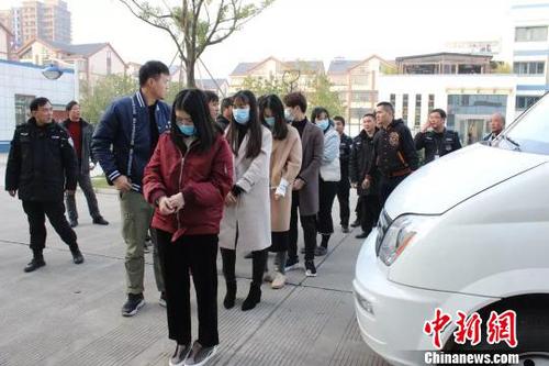 圖為：犯罪嫌疑人被抓獲?！〖紊乒补﹫D 攝