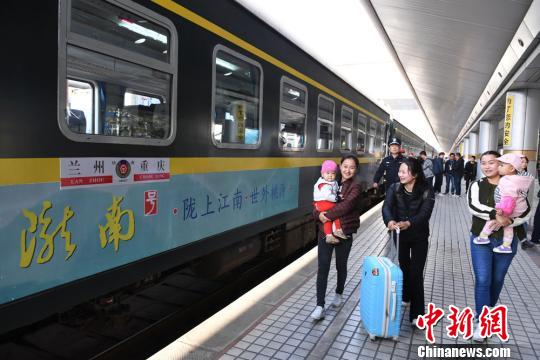 2017年9月29日，蘭州開往重慶的首發列車K4518車次出發，標志著歷時9年建設的蘭渝鐵路全線開通運營，成為連通陸路、海上絲綢之路和渝新歐大通道的重要組成部分，并成為與京廣線、京滬線并列的三條縱貫南北的鐵路大動脈之一。(資料圖) 楊艷敏 攝