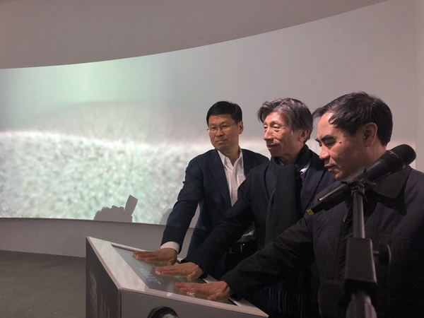 中央美術學院院長范迪安（中）與政協通州區第六屆委員會黨組書記、主席趙玉影（右）、中共北京市通州區委常委,宣傳部部長查顯友（左）共同啟動開幕式