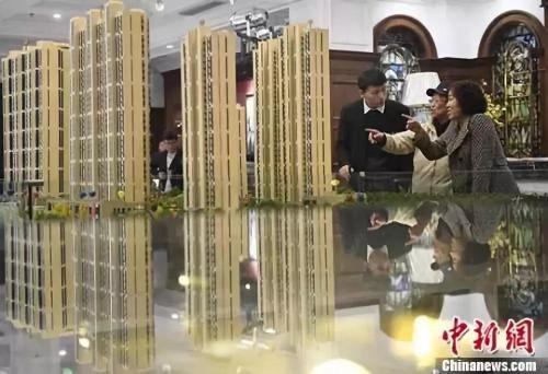 資料圖：置業顧問為民眾推薦商品房戶型。 <a target='_blank' href='http://www.chinanews.com/'>中新社</a>記者 韋亮 攝