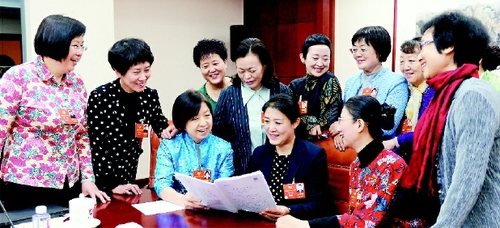 界別是人民政協組織的基本單元，是參加人民政協的各黨派、人民團體、各民族、各界人士在人民政協組織中的具體劃分形式。為適應改革開放事業的發展，全國政協界別適時進行調整。 圖為2018年兩會期間，婦聯界委員們在一起親切交談。