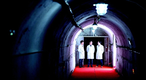 黨的十一屆三中全會后，廣大知識分子深受鼓舞、精神面貌煥然一新，他們紛紛刻苦鉆研，勤奮工作，貢獻自己的聰明才智，為改革開放提供了強大的智力支持和人才保障。圖為在武漢一個山洞實驗室，華中科技大學(xué)進行了30多年引力常數(shù)測量，最近獲得世界上最精準(zhǔn)的結(jié)果。