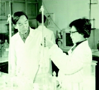     上世紀(jì)80年代，改革開放讓知識分子面貌煥然一新。他們刻苦鉆研、辛勤工作，為社會主義建設(shè)貢獻力量。