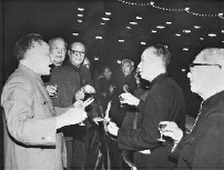     1979年10月19日,鄧小平同志在政協(xié)全國(guó)委員會(huì)和中央統(tǒng)戰(zhàn)部舉行的招待會(huì)上與孫起孟同志親切交談。