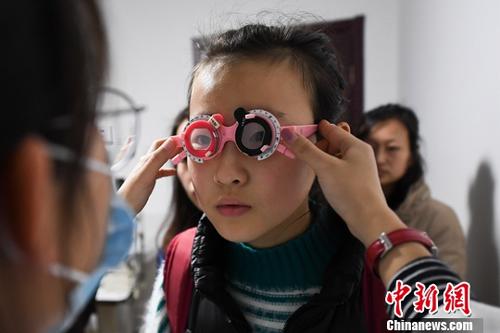資料圖：學生配眼鏡。<a target='_blank' href='http://www.chinanews.com/'>中新社</a>記者 武俊杰 攝