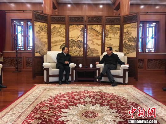 北京大學(xué)校長郝平(右)與山西省文物局局長雷建國(左)親切交談。　山西省文物局提供 攝