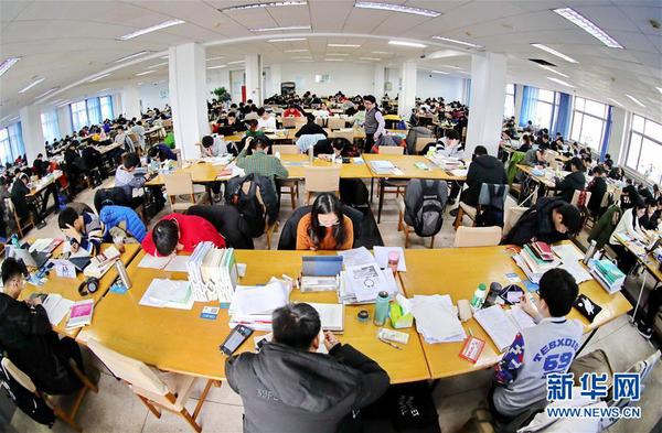 12月20日，在位于河北省秦皇島市的燕山大學，備考考生在學校圖書館復習。 3