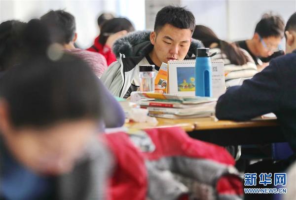 12月20日，在位于河北省秦皇島市的燕山大學，備考考生在學校圖書館復習。