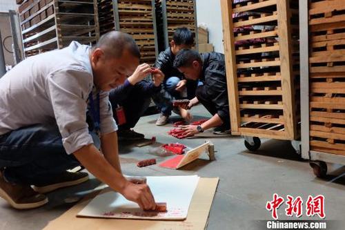 圖為工作人員在現場檢查。云南省市場監督管理局供圖