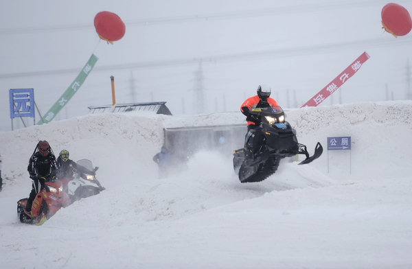 4、雪地摩托車越野挑戰賽選手們激烈的角逐
