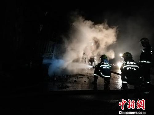 圖為救援人員出水槍滅火?！∏刂胰A 攝