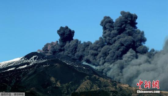 當(dāng)?shù)貢r(shí)間2018年12月24日，意大利卡塔尼亞，世界最活躍的火山之一埃特納火山于當(dāng)日再度噴發(fā)，大量火山灰被噴向天空，當(dāng)?shù)貦C(jī)場(chǎng)被關(guān)閉。