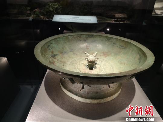 浙江溫嶺博物館開館國寶級(jí)文物青銅夔紋蟠龍盤亮相