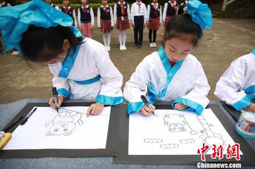 小學(xué)生在畫大熊貓。　朱柳融 攝