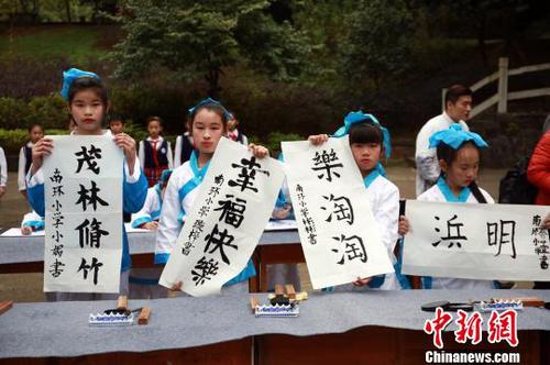小學(xué)生給大熊貓明浜送祝福。　朱柳融 攝