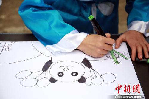 小學(xué)生在畫大熊貓。　朱柳融 攝