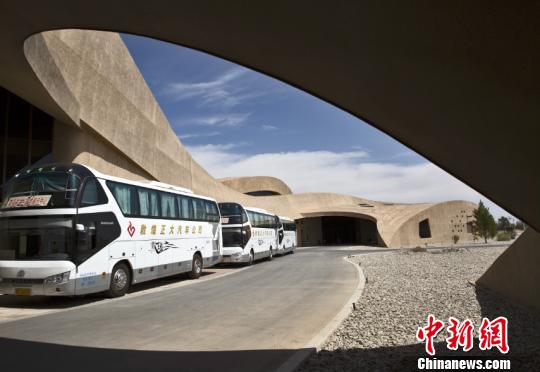 圖為莫高窟數字展示中心前往洞窟的擺渡車等候區(qū)。(資料圖) 孫志軍 攝