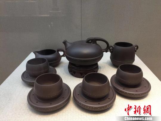 圖為紫砂工藝品?！№椵?攝
