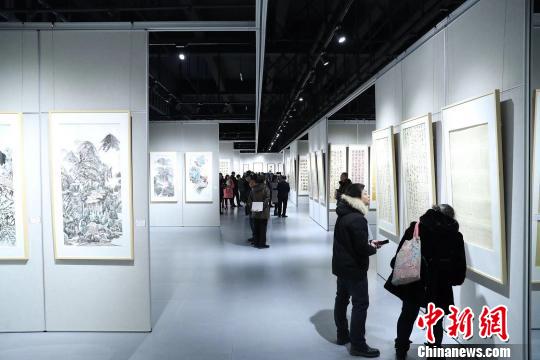 參展作品都圍繞“中國夢·勞動美”為主題創作 高學昌 攝