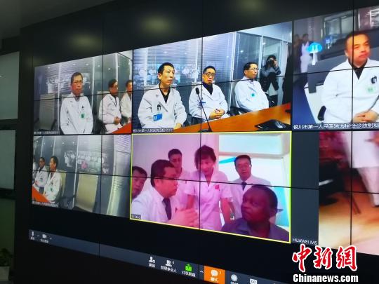援貝醫療隊的骨科醫師馬國強和翻譯人員就會診方案與患者進行溝通。　胡耀榮 攝