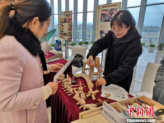 展覽單位正在向觀眾展示竹蜻蜓。　童笑雨 攝