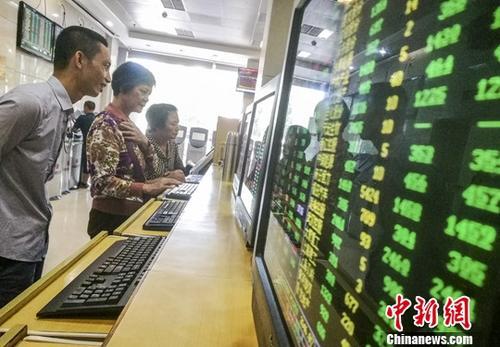 資料圖：股民關(guān)注股市動態(tài)。<a target='_blank' href='http://www.chinanews.com/'>中新社</a>記者 駱云飛 攝