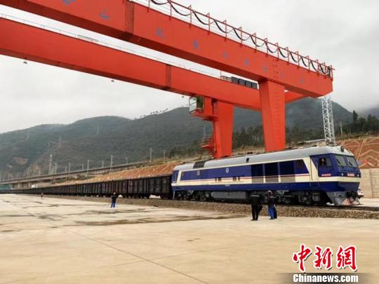 圖為貨物列車首次開進(jìn)玉昆鋼鐵集團(tuán)鐵路專用貨場(chǎng)。　石佳 攝