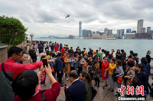 資料圖：內地游客在金紫荊廣場濱海長廊觀光。<a target='_blank' href='http://www.chinanews.com/'>中新社</a>記者 張煒 攝
