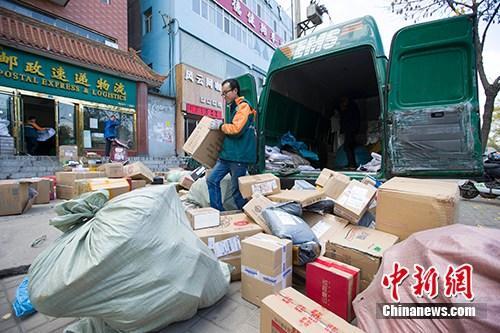資料圖：物流人員在分揀快遞。<a target='_blank' href='http://www.chinanews.com/'>中新社</a>記者 張云 攝