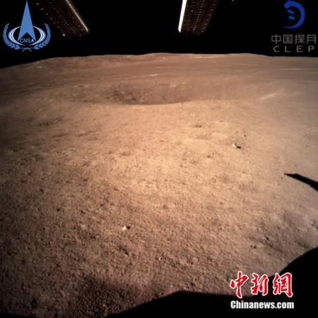 圖為嫦娥四號著陸器監視相機C拍攝的著陸點南側月球背面圖像，巡視器將朝此方向駛向月球表面。中國國家航天局/供圖