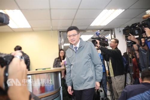 民進黨第16屆黨主席補選6日投票，晚間結果出爐，由前“行政院秘書長”卓榮泰(前)勝出。( 圖片來源：“中央社”記者 吳家升攝 )
