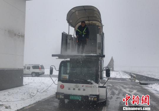 9日凌晨，東航江蘇公司飛機維修部開始準備工作，除冰車準時到達機坪，對飛機進行預除冰。清晨，飛機維修部對飛機進行了二次除冰。截至上午10時，東航江蘇公司南京主基地計劃執行的23班航班全部出港。　寇靈楠 攝