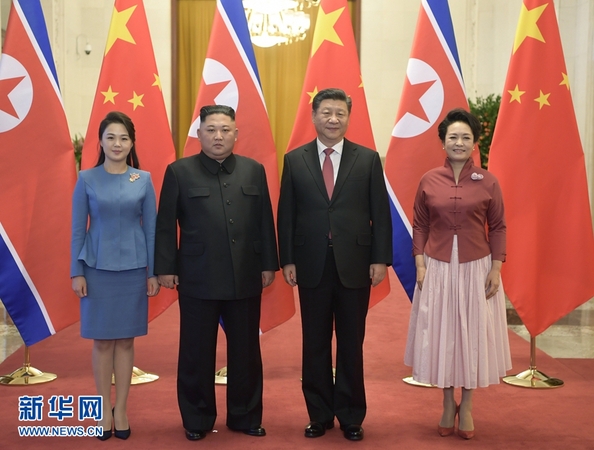 1月8日，中共中央總書記、國家主席習近平同當日抵京的朝鮮勞動黨委員長、國務委員會委員長金正恩舉行會談。會談前，習近平在人民大會堂北大廳為金正恩舉行歡迎儀式。這是習近平和夫人彭麗媛同金正恩和夫人李雪主合影。