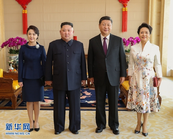 1月8日，中共中央總書記、國家主席習(xí)近平同當(dāng)日抵京的朝鮮勞動黨委員長、國務(wù)委員會委員長金正恩舉行會談。1月9日，習(xí)近平在北京飯店會見金正恩。這是習(xí)近平和夫人彭麗媛同金正恩和夫人李雪主合影。