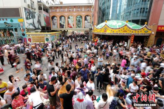 9月15日，商戶聚集在北京天意商城門口甩賣商品，吸引大批顧客搶購。天意商城是北京規模最大的小商品批發兼零售市場，為疏解北京非首都功能，天意商城將于9月16日關門停業。<a target='_blank' href='http://www.chinanews.com/'>中新社</a>記者 盛佳鵬 攝