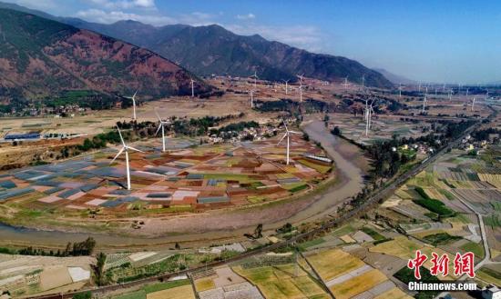 4月8日，四川德昌縣安寧河峽谷200余座風(fēng)電，與成昆鐵路、京昆高速公路、田園和大山相融，成為一道靚麗的風(fēng)景。涼山州陽光充足、風(fēng)能等資源豐富，被列為中國南方地區(qū)國家級風(fēng)電基地，列入規(guī)劃的風(fēng)電場有121個(gè)，已建成32座風(fēng)電場總裝機(jī)173.85萬千瓦，建成光電60萬千瓦，清潔能源的發(fā)展帶動(dòng)了當(dāng)?shù)馗咝录夹g(shù)產(chǎn)業(yè)和民眾脫貧增收。劉忠俊 攝
