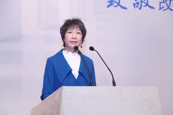 開幕式由北京房地產學會副會長兼秘書長欒紅燕主持