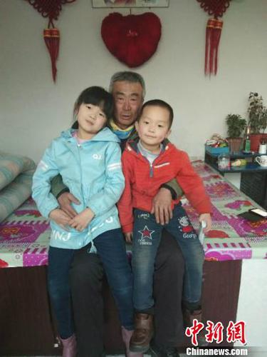 圖為李玉寶大爺和孫子孫女合影。　受訪者供圖 攝